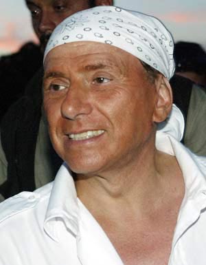 Berlusconi bandana per nascondere trapianto di capelli